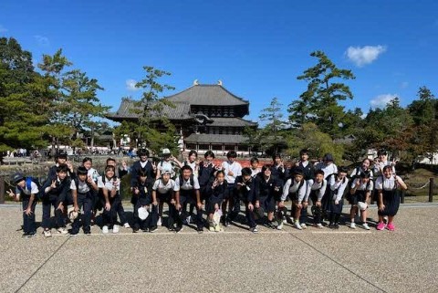 東大寺 鏡池の前で