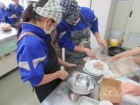 自然薯ハンバーグを作る様子