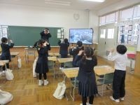 Hello songを歌う様子