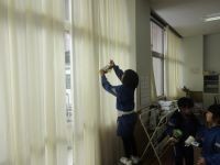 タコ糸に作品を滑らせている様子