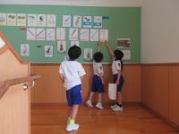 学校探検をしている様子