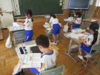 写生画に取り組んでいる様子