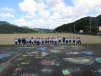 絵の前で集合写真