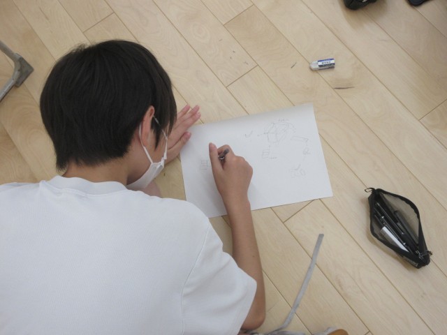 必要な材料を考える生徒